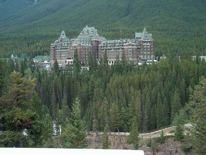 Banff: Castle Food Experience at Banff Springs Hotel - Main Lobby Start: Appetizer, Cocktail, and Setting the Tone