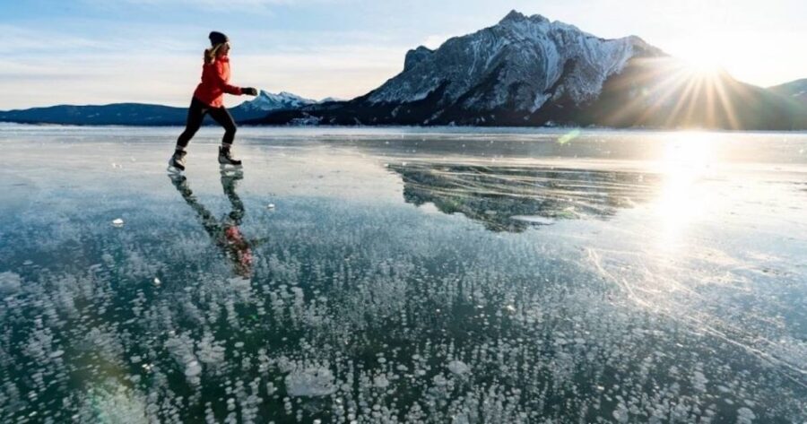 Banff: Icefields Parkway & Abraham Lake Ice Bubbles Tour - Bow Lake stop: quick photos, quick legs