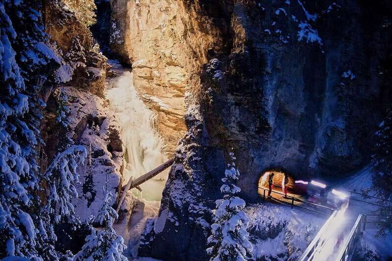 Banff: Johnston Canyon Evening Icewalk - Getting to the trail: Banff pickup and the Bow Valley Parkway drive