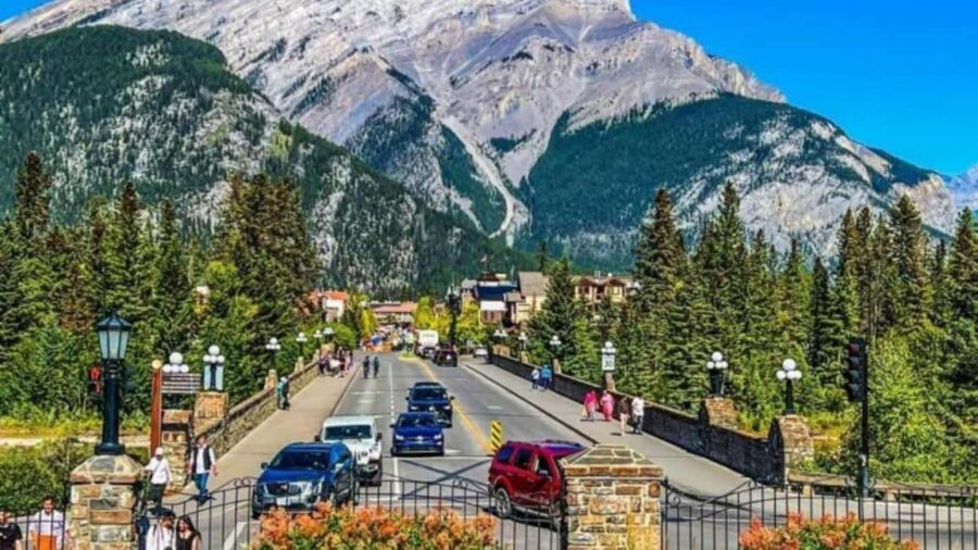 Banff. Moraine, Lake Louise ,Emerald & Johnston Canyon tour - Moraine Lake vs. Lake Minnewanka: Your Season Determines the Dream