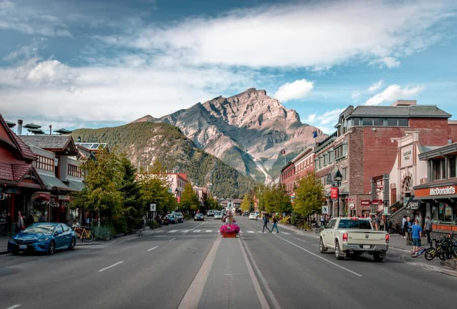 Banff Town: Gondola, Lake Louise, Moraine, Cave and Basin - Banff Town free explore: your 80 minutes for lunch and real local browsing