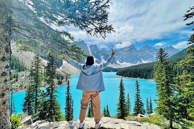 Calgary/Canmore/Banff: Moraine Lake & Lake Louise Return Shuttle - Moraine Lake Stop: Turquoise Water and Wenkchemna Mountain Drama
