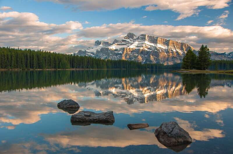 From Banff: Banff Wildlife & Scenic Highlights Premium Tour - Lake Minnewanka (15 minutes): classic views with short photo time