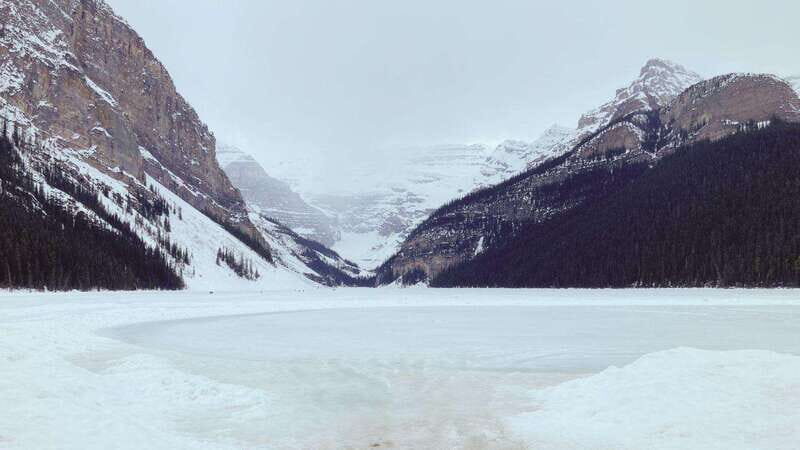From Banff: Lake Louise and Moraine Lake Sightseeing Tour - Lake Louise at the Fairmont Château: 30 Minutes That Actually Help You See It