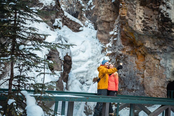 Johnston Canyon Icewalk - Warm-up finale: hot chocolate and a maple cookie reset