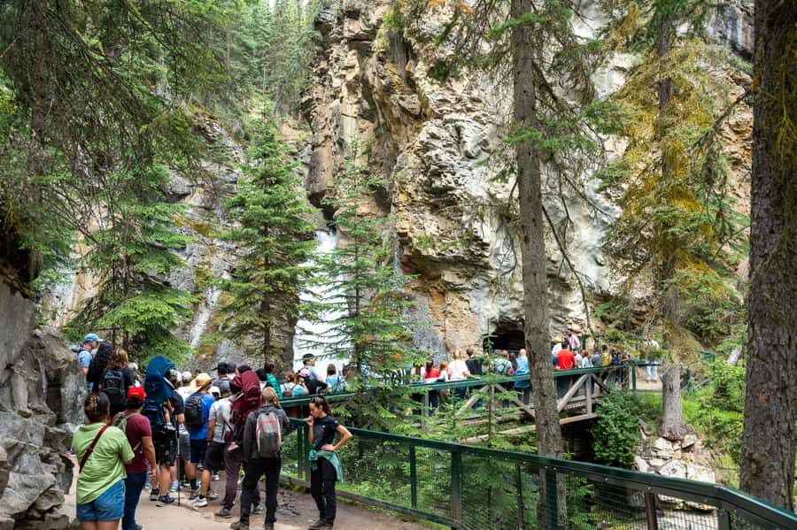 Lakes Moraine, Louise, Emerald, Johnston Canyon & Yoho Tour - Key tour takeaways before you book