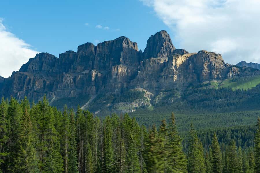 Lakes Moraine, Louise, Emerald, Johnston Canyon & Yoho Tour - Lunch at Lake Louise Village or the Ski Resort
