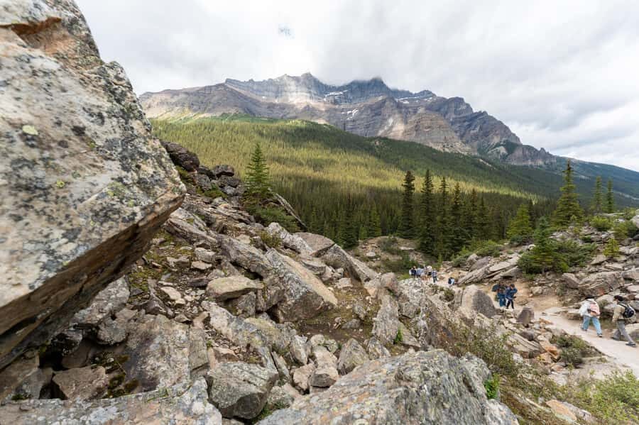 Lakes Moraine, Louise, Emerald, Johnston Canyon & Yoho Tour - Service style: guides who help you work the day