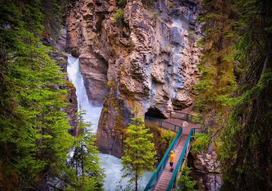 Louise, Moraine/Johnston Canyon, Minnewanka & Banff Town - Vermilion Lakes and Banff Town: where the day gets human