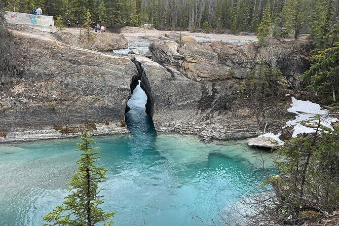 Moraine and Lake Louise with Yoho National Park Private Tour - Lake Louise: turquoise water, Chateau coffee, and easy viewpoints