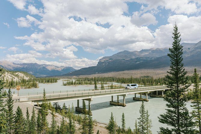 Mountain Lakes and Waterfalls - roundtrip from Banff - Moraine Lake and the Valley of the Ten Peaks: Big Icon, Tight Timing